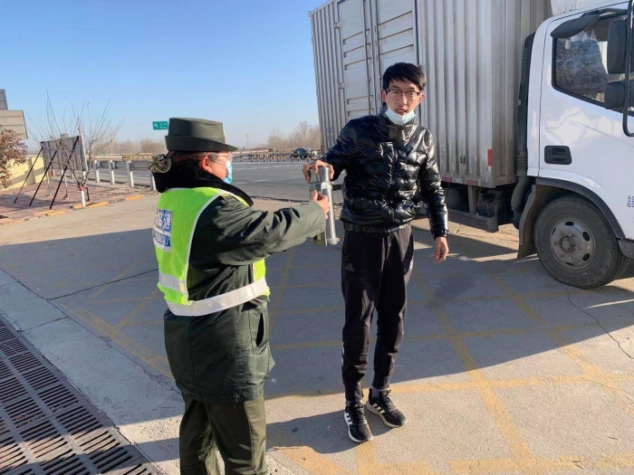 京滬分公司東光站：小貨車(chē)寒冬水箱故障  熱心收費(fèi)員及時(shí)前來(lái)幫忙