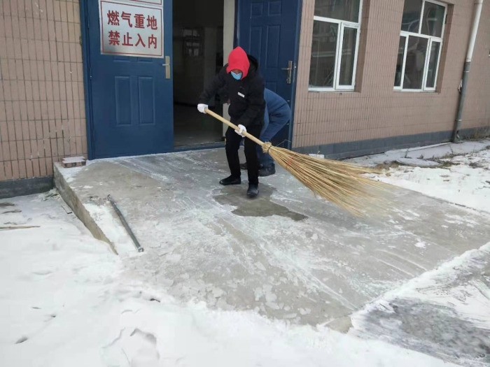 帶領(lǐng)職工除冰掃雪